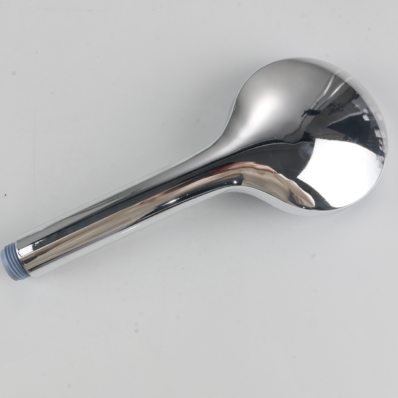 Un tuyau flexible de douche en acier inoxydable est-il sûr pour l'utilisation de l'eau chaude?